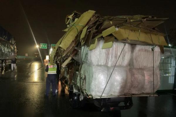 纸皮摞起两个车身高?别让货物成“祸”物 纸皮摞起两个车身高?别让货物成“祸”物