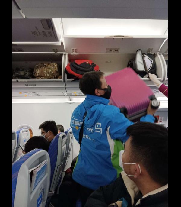 在飞机上,在大兴机场、在首都机场,到处都是进京的快递小哥 在飞机上,在大兴机场、在首都机场,到处都是进京的快递小哥