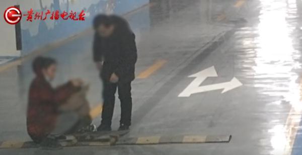 幼童在停车场玩滑板，瞬间被卷入车底！画面揪心