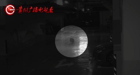 幼童在停车场玩滑板，瞬间被卷入车底！画面揪心