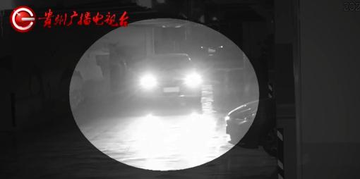 幼童在停车场玩滑板，瞬间被卷入车底！画面揪心