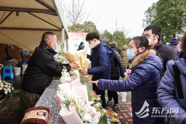 冬至祭扫市民提前“错峰”！他们以特殊方式送别至亲