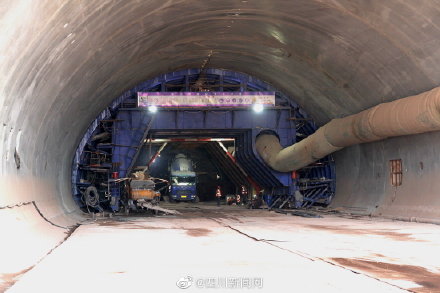 G5京昆高速广绵段首座隧道贯通