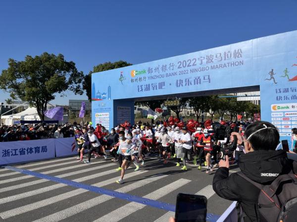 2022宁波马拉松环东钱湖开跑