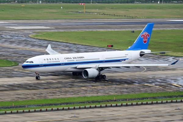 奥克兰飞广州航班上，一名旅客突然晕倒身体冰凉，关键时刻……