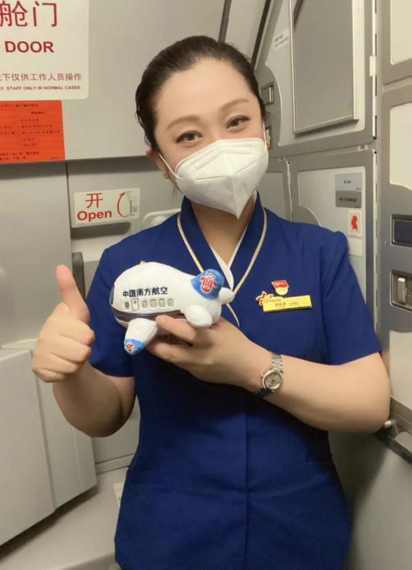 奥克兰飞广州航班上，一名旅客突然晕倒身体冰凉，关键时刻……