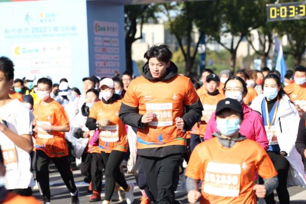 2022宁波马拉松环东钱湖开跑