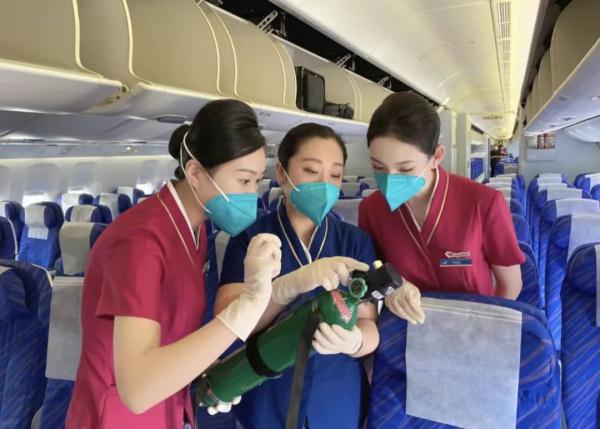 奥克兰飞广州航班上，一名旅客突然晕倒身体冰凉，关键时刻……