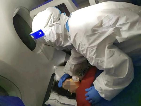 奥克兰飞广州航班上，一名旅客突然晕倒身体冰凉，关键时刻……