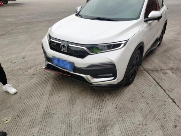 惊险!高速上行驶时突然被“飞”来的木板砸中...... 惊险!高速上行驶时突然被“飞”来的木板砸中......