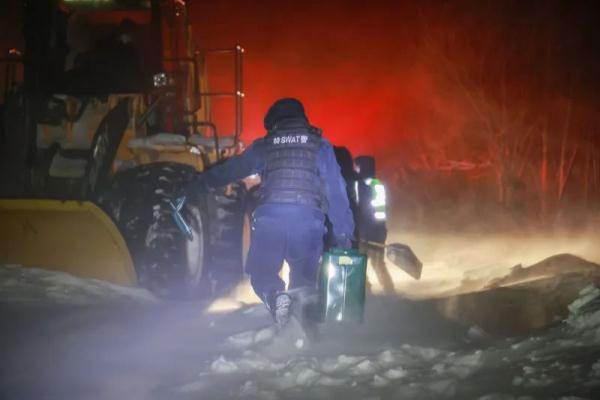 “天呐！警察被风刮哪儿去了……”