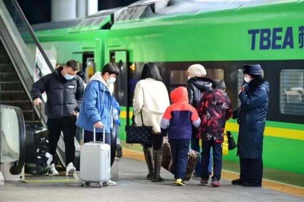 新疆铁路开售元旦假期火车票！乘车防护指南必看→