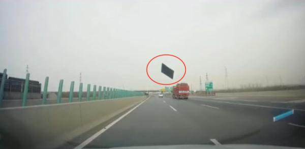惊险!高速上行驶时突然被“飞”来的木板砸中...... 惊险!高速上行驶时突然被“飞”来的木板砸中......
