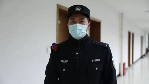 看见有人砸车偷东西，71岁大爷果断报警！