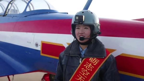 空军首批“双学籍”女飞行学员完成首次单飞训练