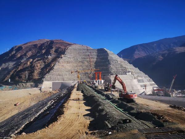 年发电量 33.75 亿千瓦每小时 助力地方发展布局清洁能源四川巴塘水电站大坝主体填筑达到坝顶高程