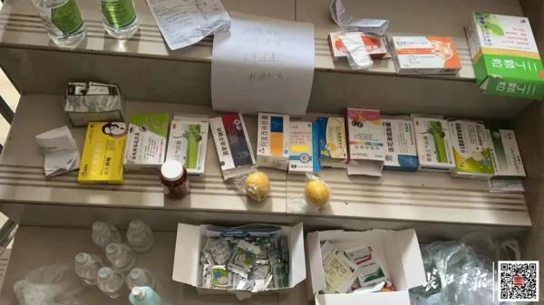 这个小区的楼梯间,有一处“共享药房” 这个小区的楼梯间,有一处“共享药房”