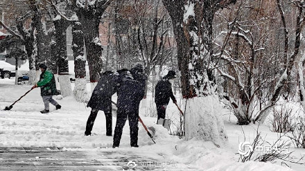 吉林长春降大雪 道路难行市民清雪忙