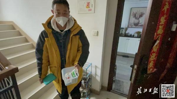 这个小区的楼梯间,有一处“共享药房” 这个小区的楼梯间,有一处“共享药房”