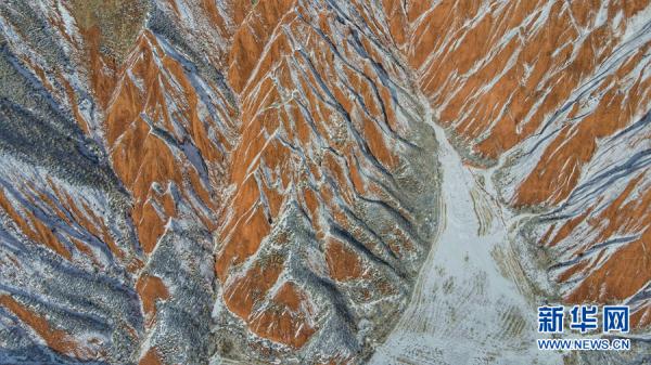 青海西宁：丹霞覆雪