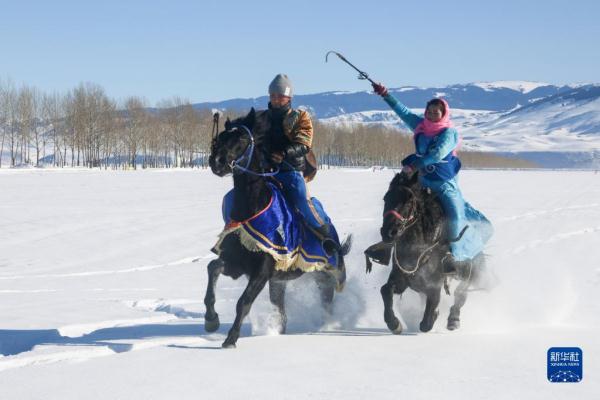 新疆雪原上的“姑娘追”