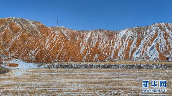 青海西宁：丹霞覆雪