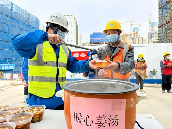 冬至情暖建设一线