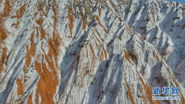 青海西宁：丹霞覆雪