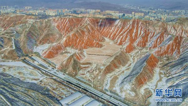 青海西宁：丹霞覆雪