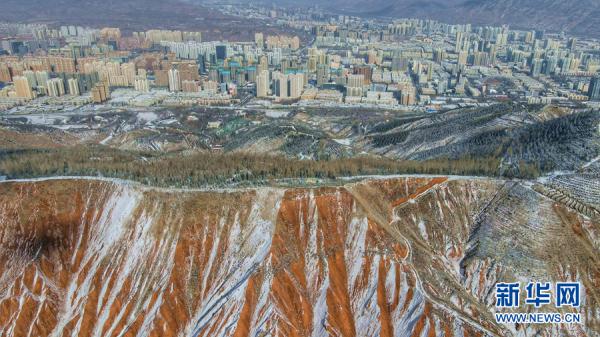 青海西宁：丹霞覆雪