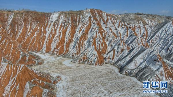 青海西宁：丹霞覆雪