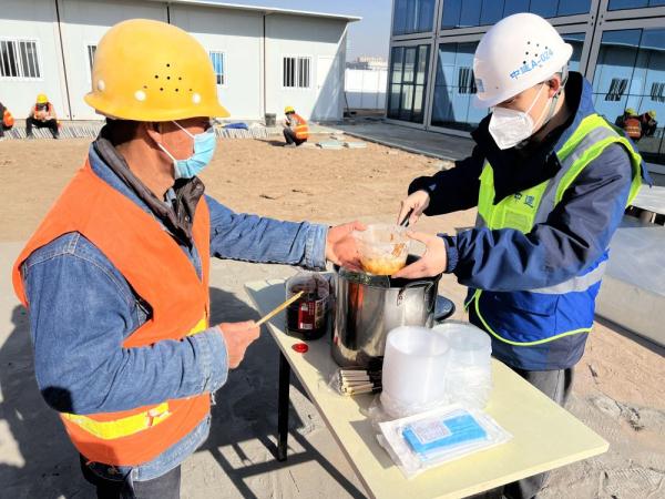冬至情暖建设一线