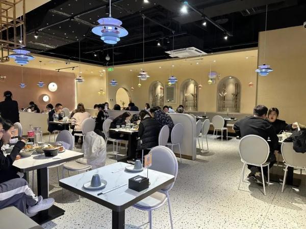 堂食重现排队等位！北京各大商场客流量回升，您会选择堂食吗？