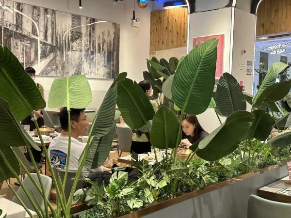 堂食重现排队等位！北京各大商场客流量回升，您会选择堂食吗？