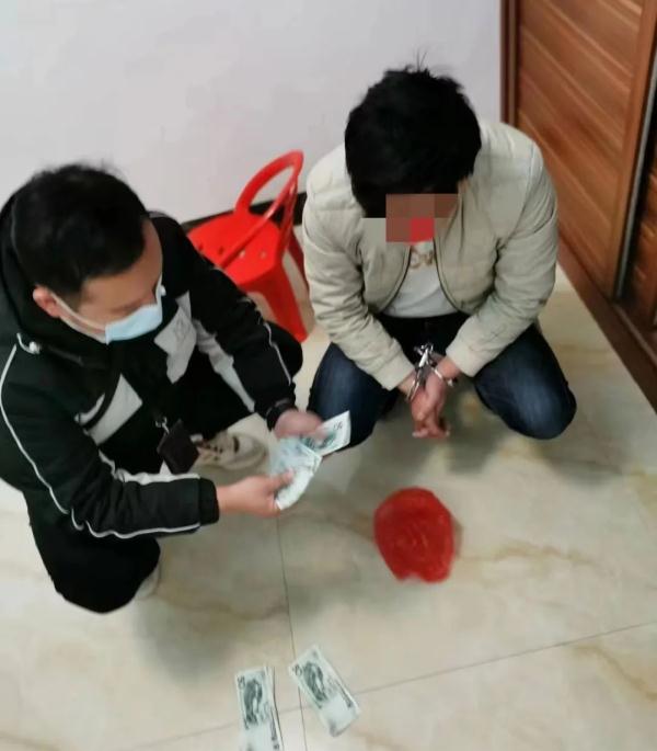 胆大包天!柳州一居民楼内,这家人竟用打印机“造”人民币!内幕曝光 胆大包天!柳州一居民楼内,这家人竟用打印机“造”人民币!内幕曝光