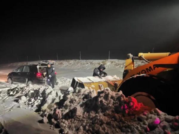 零下30℃风雪中，民辅警跪地刨雪救出被困车辆