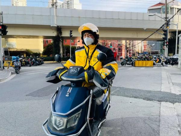 上海各线上平台订单激增，骑手们正在奔跑！呼吁身体允许的市民尽量直接线下购物...