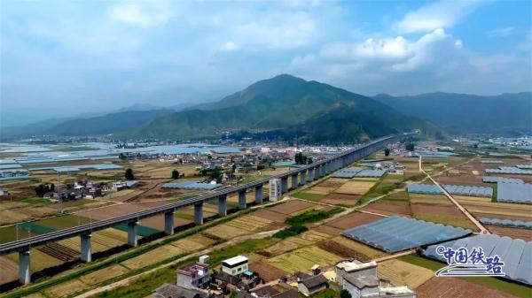 开通倒计时!新型复兴号整装待发 开通倒计时!新型复兴号整装待发