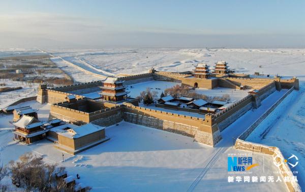 雪映雄关