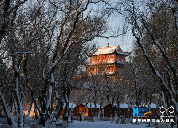 雪映雄关