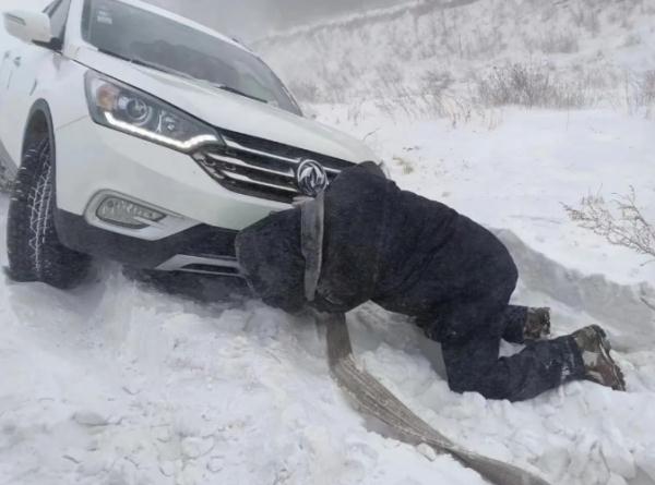 零下30℃风雪中，民辅警跪地刨雪救出被困车辆