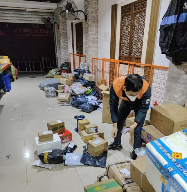 每天有人“倒下”，也有人回来…上海快递外卖员：今年春节还是不回家，再顶一顶