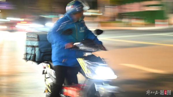 每天有人“倒下”，也有人回来…上海快递外卖员：今年春节还是不回家，再顶一顶