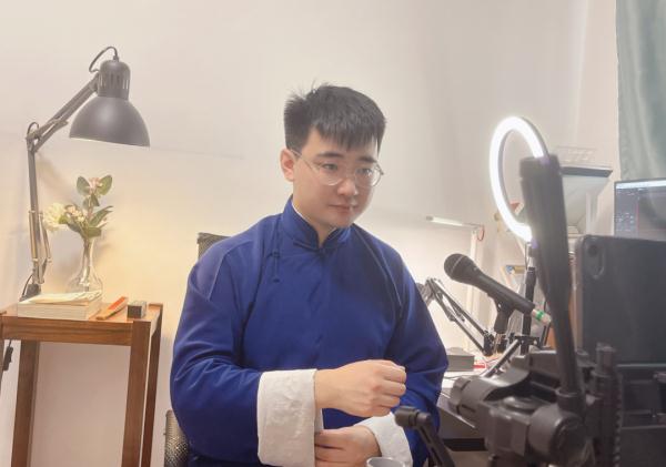90后小伙“表情包式”演出意外走红，更绝的是……