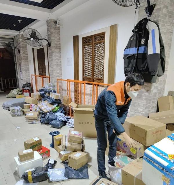 每天有人“倒下”，也有人回来…上海快递外卖员：今年春节还是不回家，再顶一顶