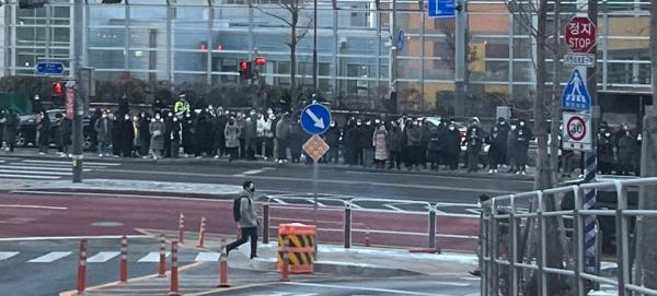 韩国首尔地铁突发火灾 民众零下12度寒风中排长队等公交 韩国首尔地铁突发火灾 民众零下12度寒风中排长队等公交