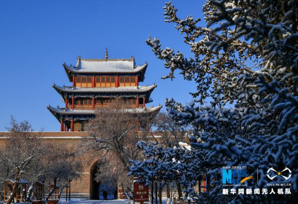 雪映雄关