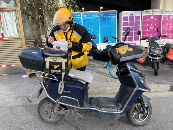 上海各线上平台订单激增，骑手们正在奔跑！呼吁身体允许的市民尽量直接线下购物...