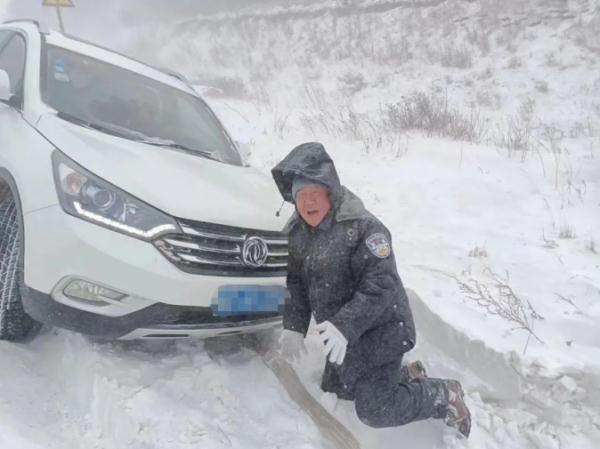 零下30℃风雪中，民辅警跪地刨雪救出被困车辆