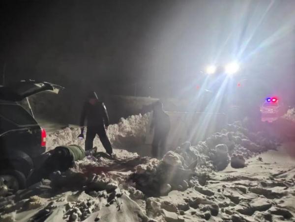 零下30℃风雪中，民辅警跪地刨雪救出被困车辆